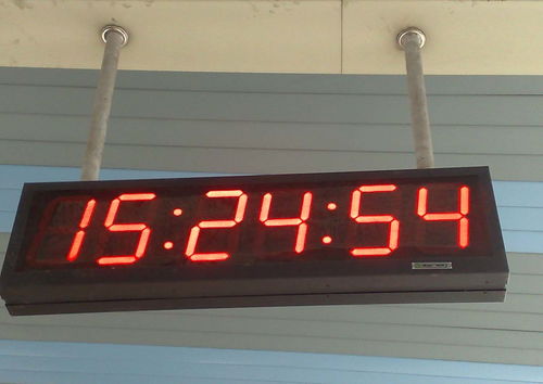 高清大圖展示 辦公室與工廠專業LED時鐘電子產品的視覺魅力